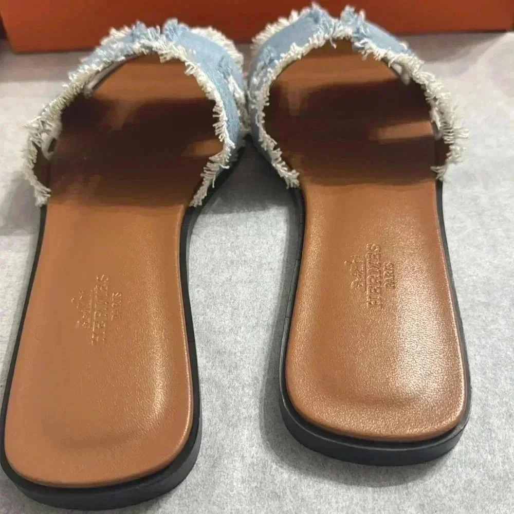 HERMES ORAN FRINGED LIGHT DENIM SANDAL
-NEW FULL SET
-NEVER WORN
SZ38 - Picture 4 of 8